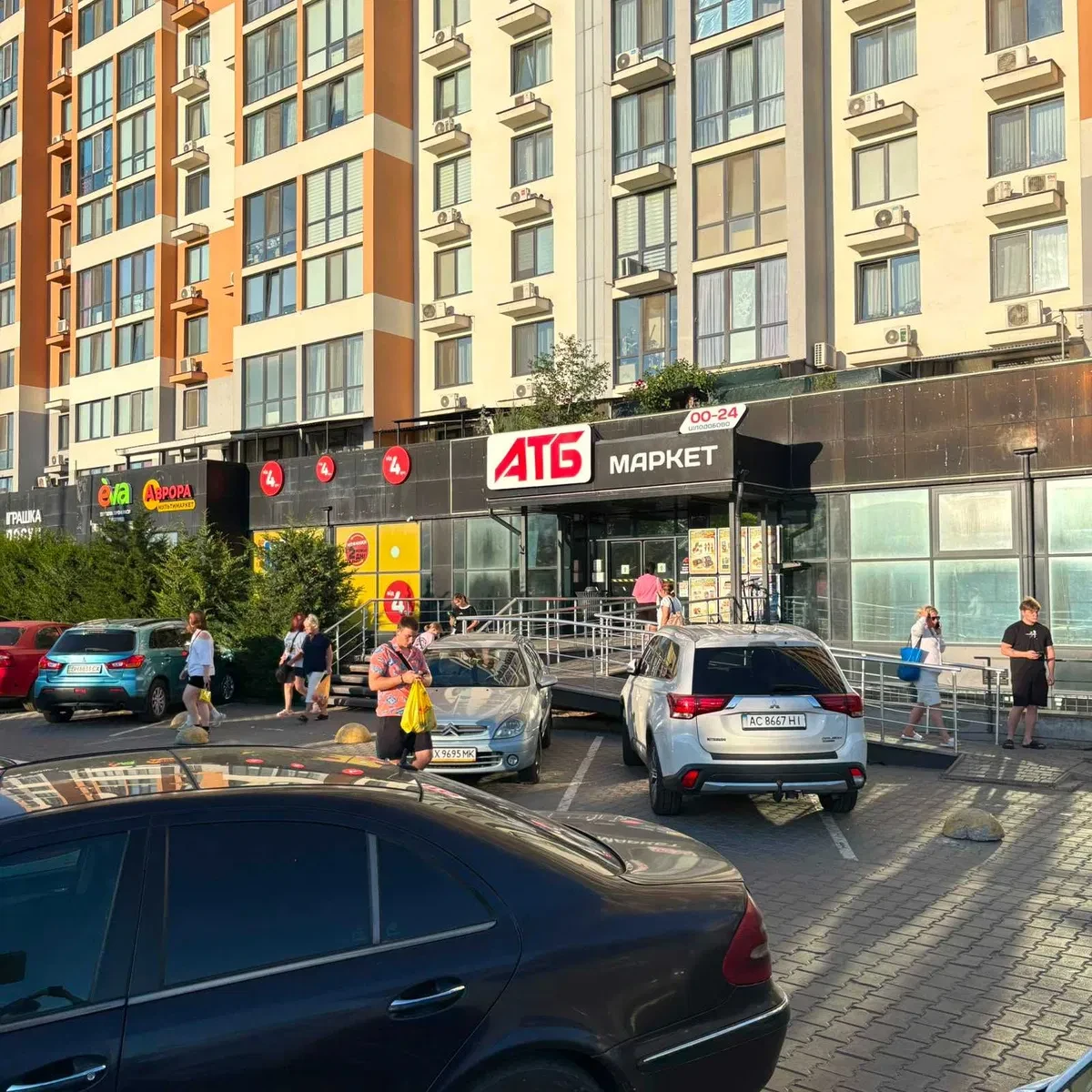 Помещение в ЖК СВОЕ: фасадное, два входа, потолки 4 м, фото 1