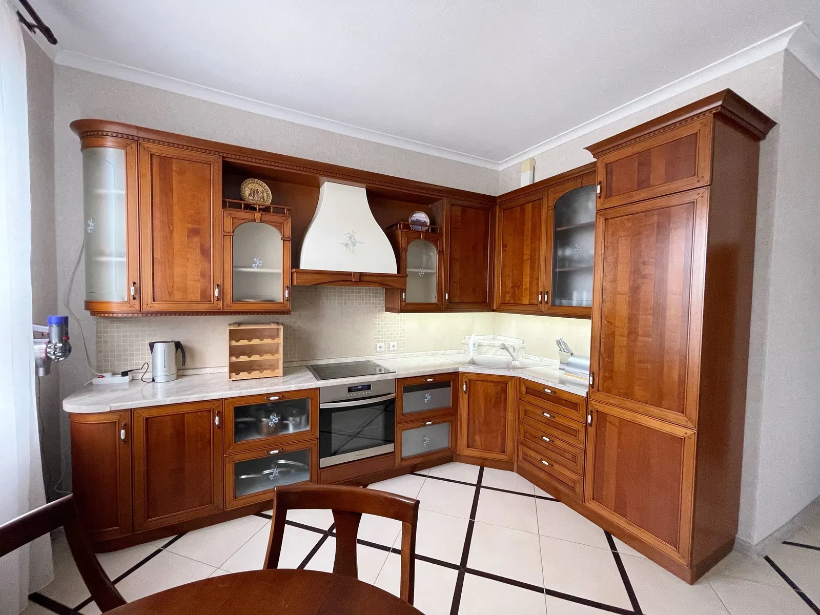 3-кімнатна квартира, Печерський: зарядна станція, кухня 45 м², паркінг, фото 2