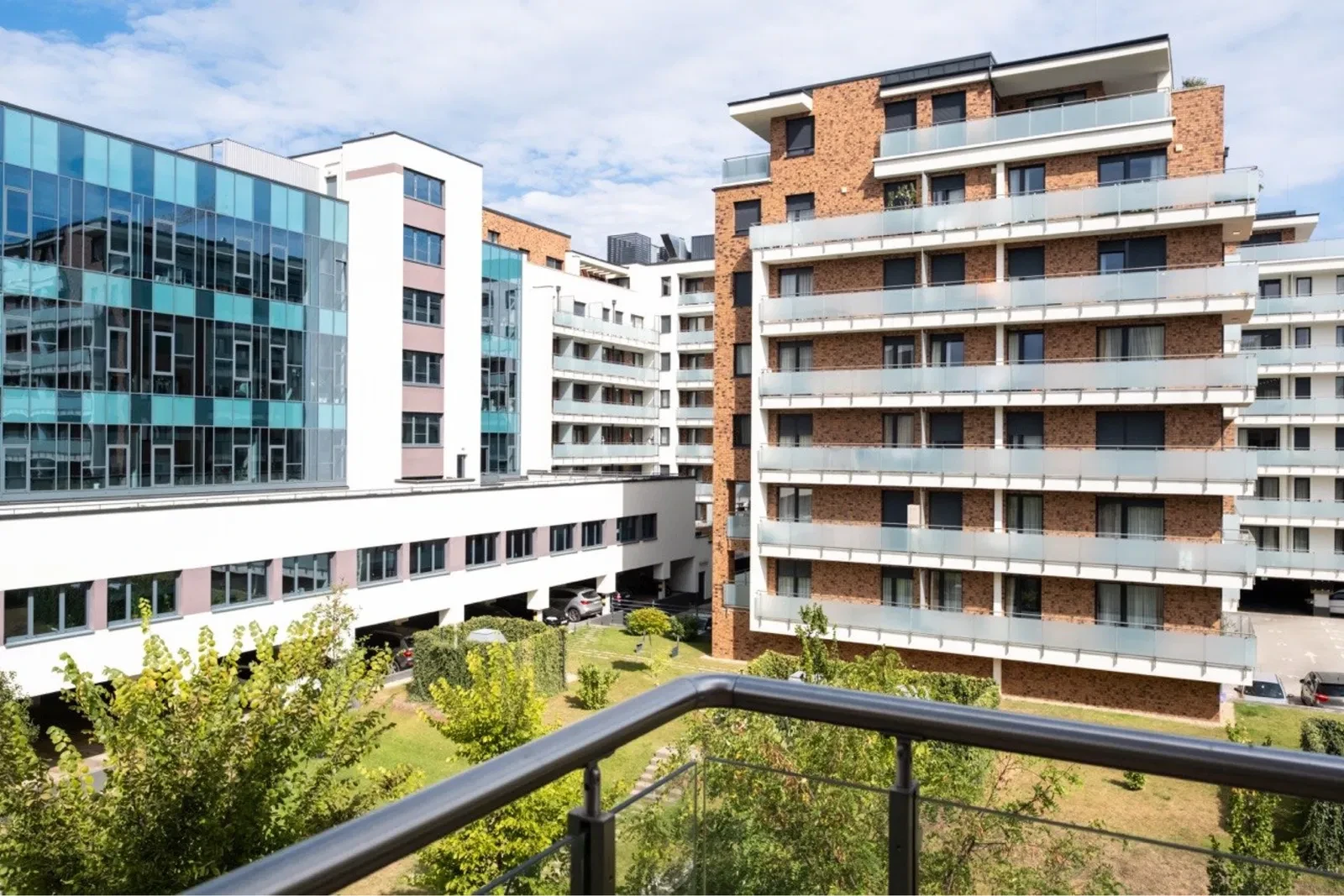 2-кімнатна квартира, 13-й район: тераса 39 м², метро за 3 хвилини, парковка - фото 1