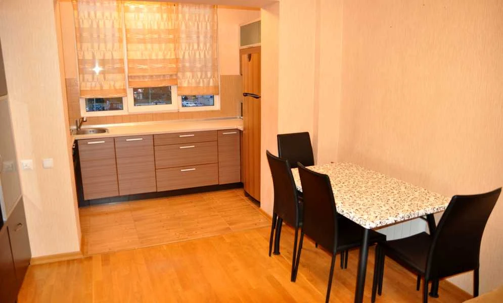 2-кімнатна квартира, Дарницький: кухня-студія, метро за хвилину, фото 4