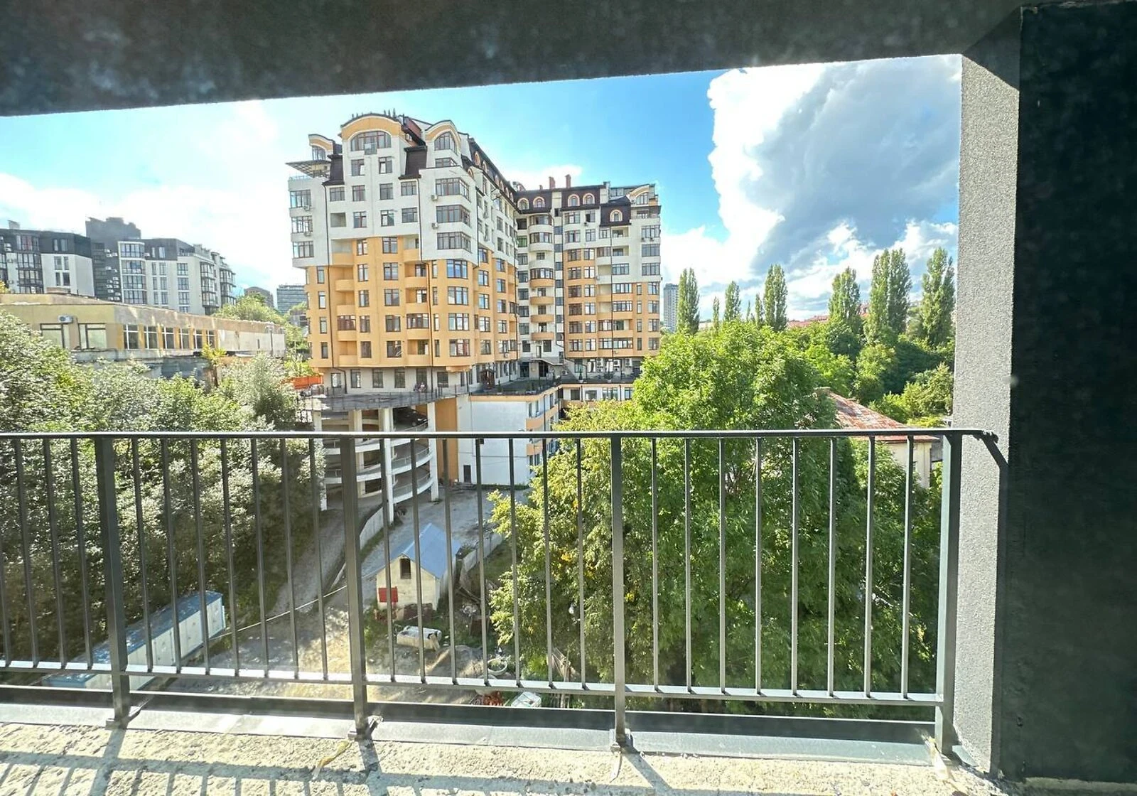 1-кімнатна квартира, Трускавець: внутрішній двір, чорнова штукатурка - фото 3