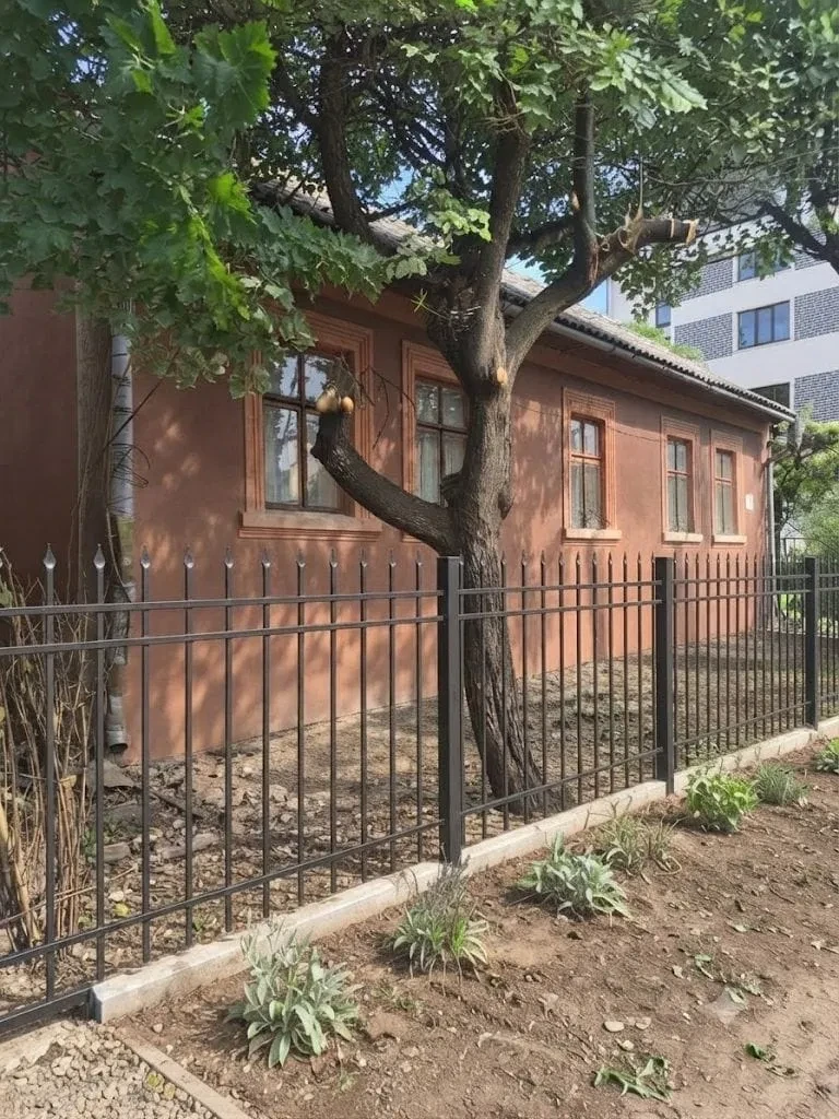 Ділянка 9.34 соток, Чернівці: капітальні будівлі, комунікації, фото 1