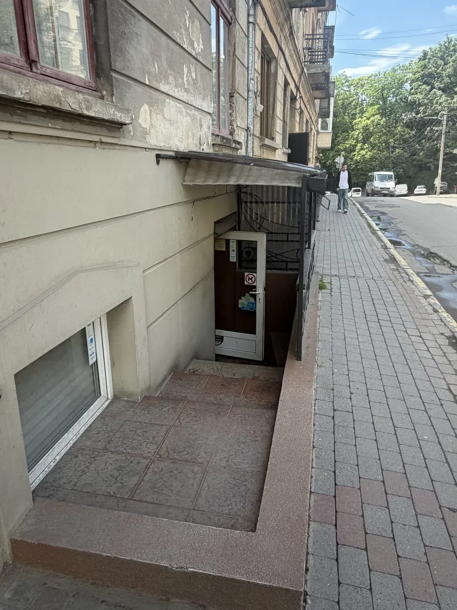 Приміщення, Чернівці: цокольний поверх, для будь-якого виду діяльності