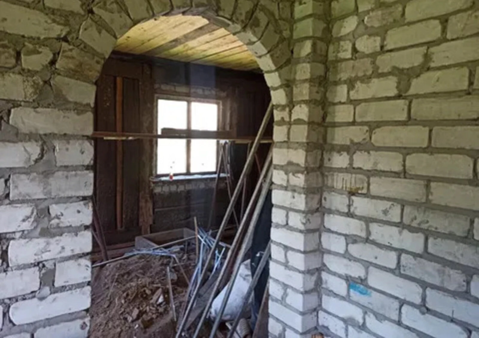Будинок, Бірки: 23 сотки, цегляні стіни, криниця