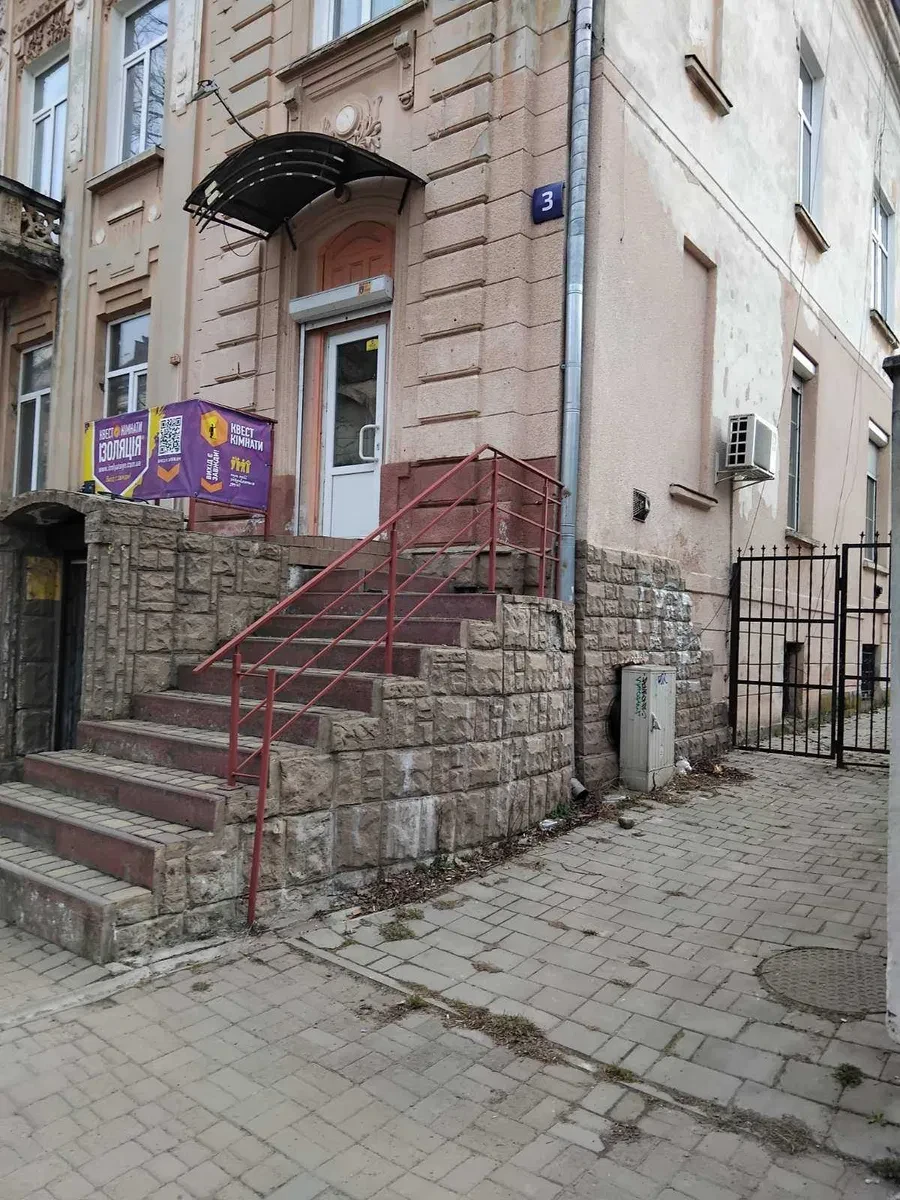 Приміщення у центрі міста: фасадне, тераса, 3 вікна - фото 1