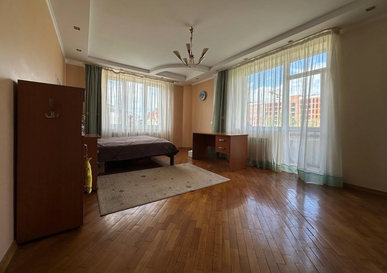 4-кімнатна квартира, Володимирська: закріплене паркомісце, торг можливий