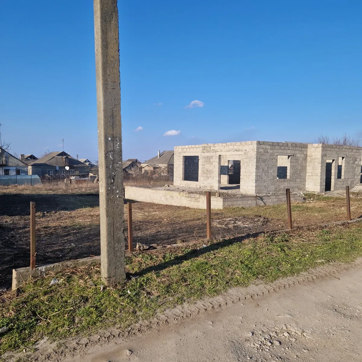 Ділянка 10 соток, Романково: фундамент і стіни, світло та вода - фото 2