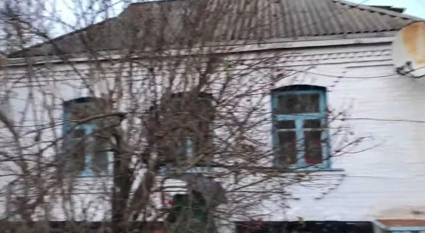 Дом, Ржищев: газовое отопление, гараж, ручей у участка - фото 1