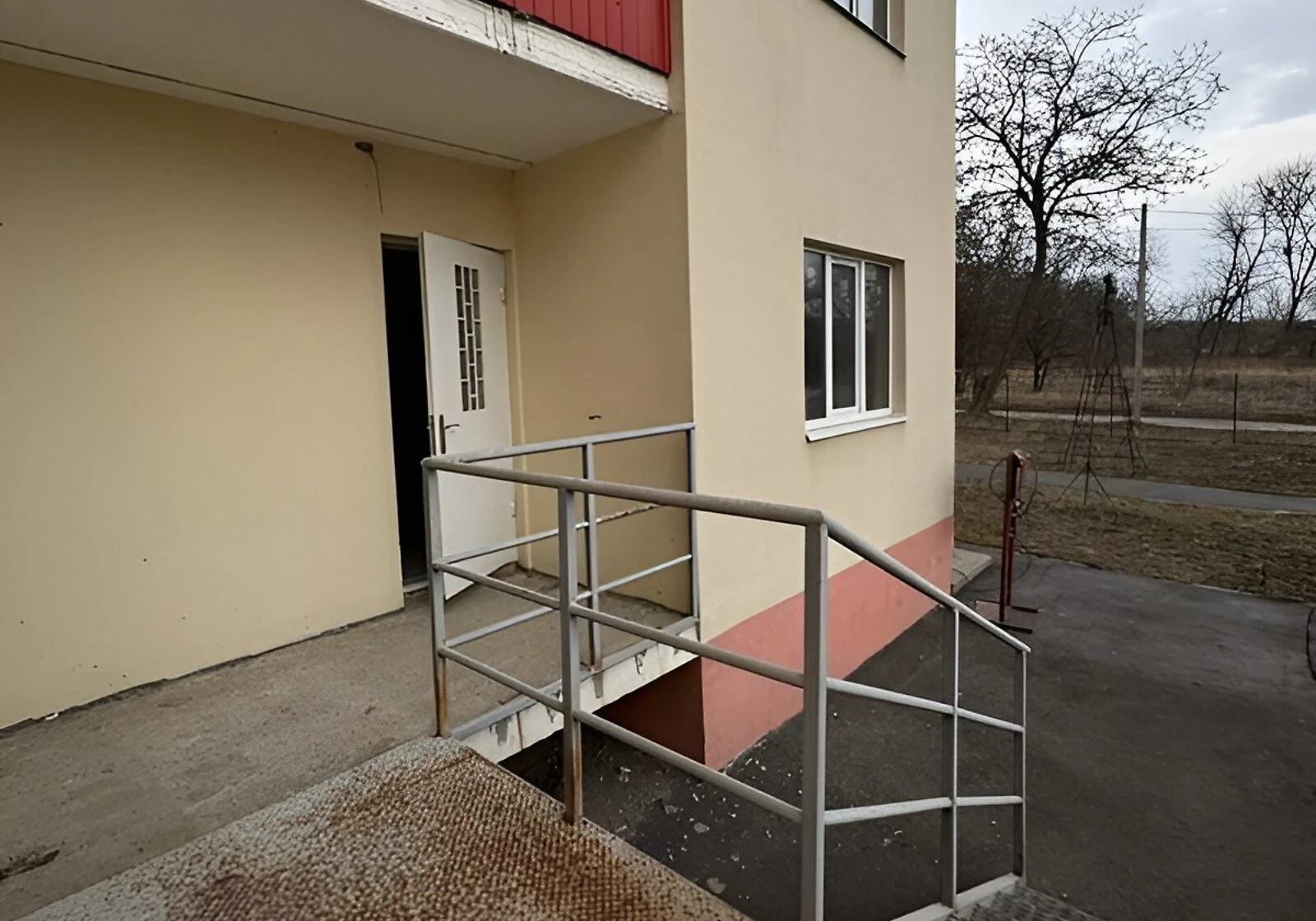 Офіс, Подвірки: фасадне, тераса, охорона території - фото 1