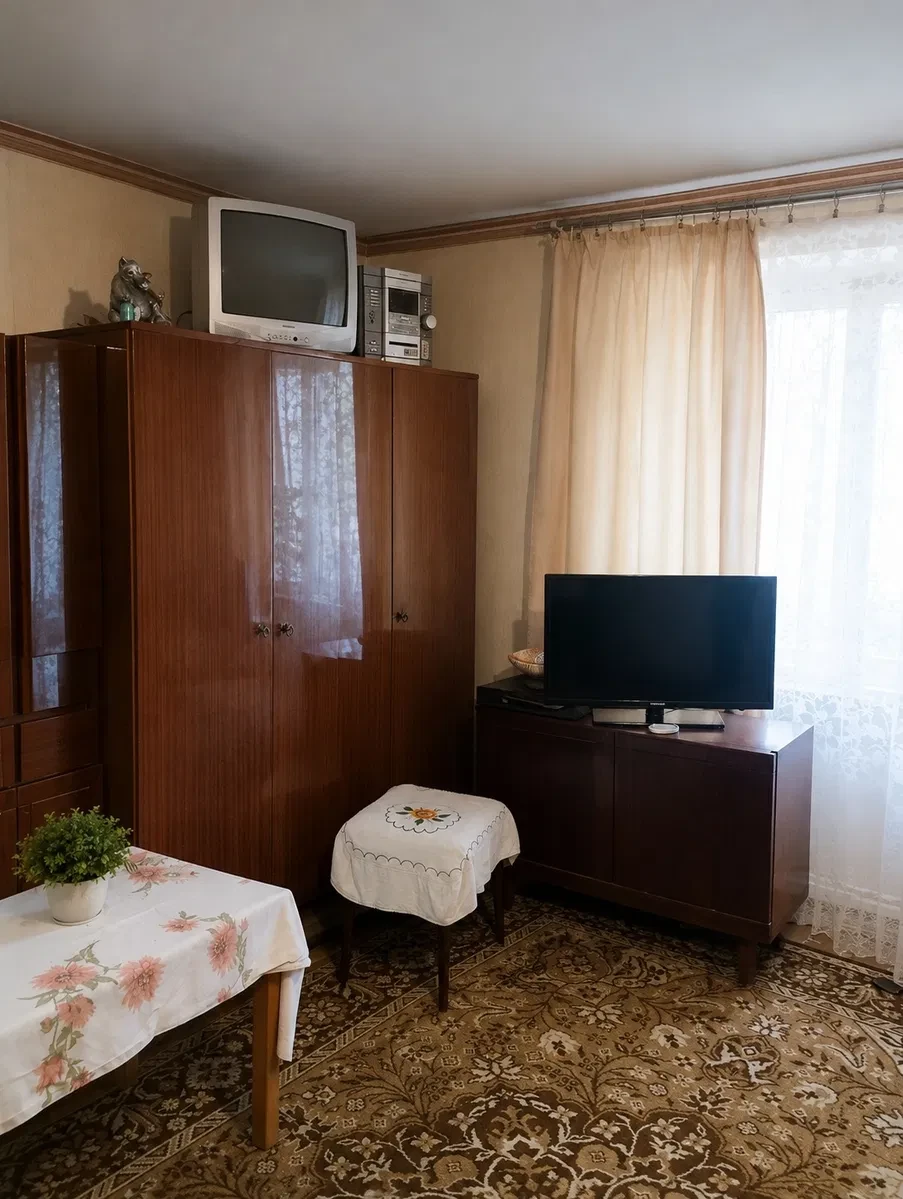 1-кімнатна квартира, Васильків: кімната 19,6 м², газова колонка - фото 1