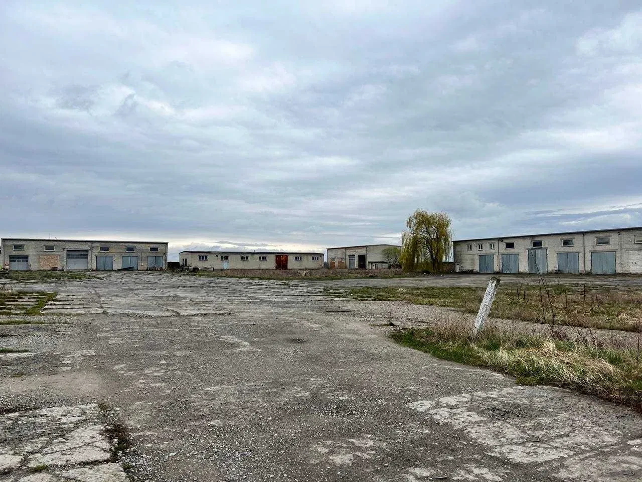 Склад, Глиняни: 2,5 га території, 50 кВт електроенергії
