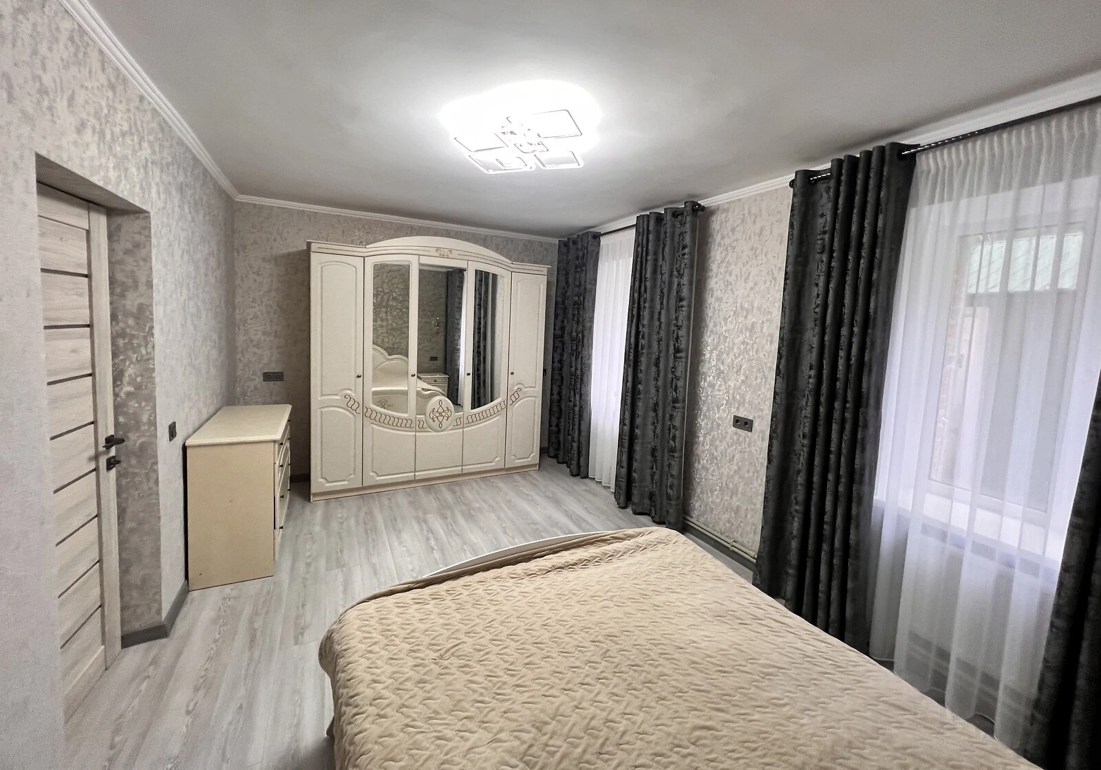 3-кімнатна квартира, Сад: євроремонт, паркомісце, опалення без світла
