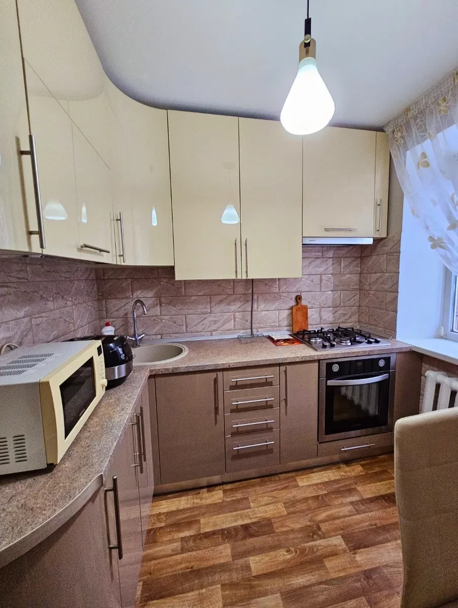2-кімнатна квартира, центр: продаж частини, косметичний ремонт, фото 3