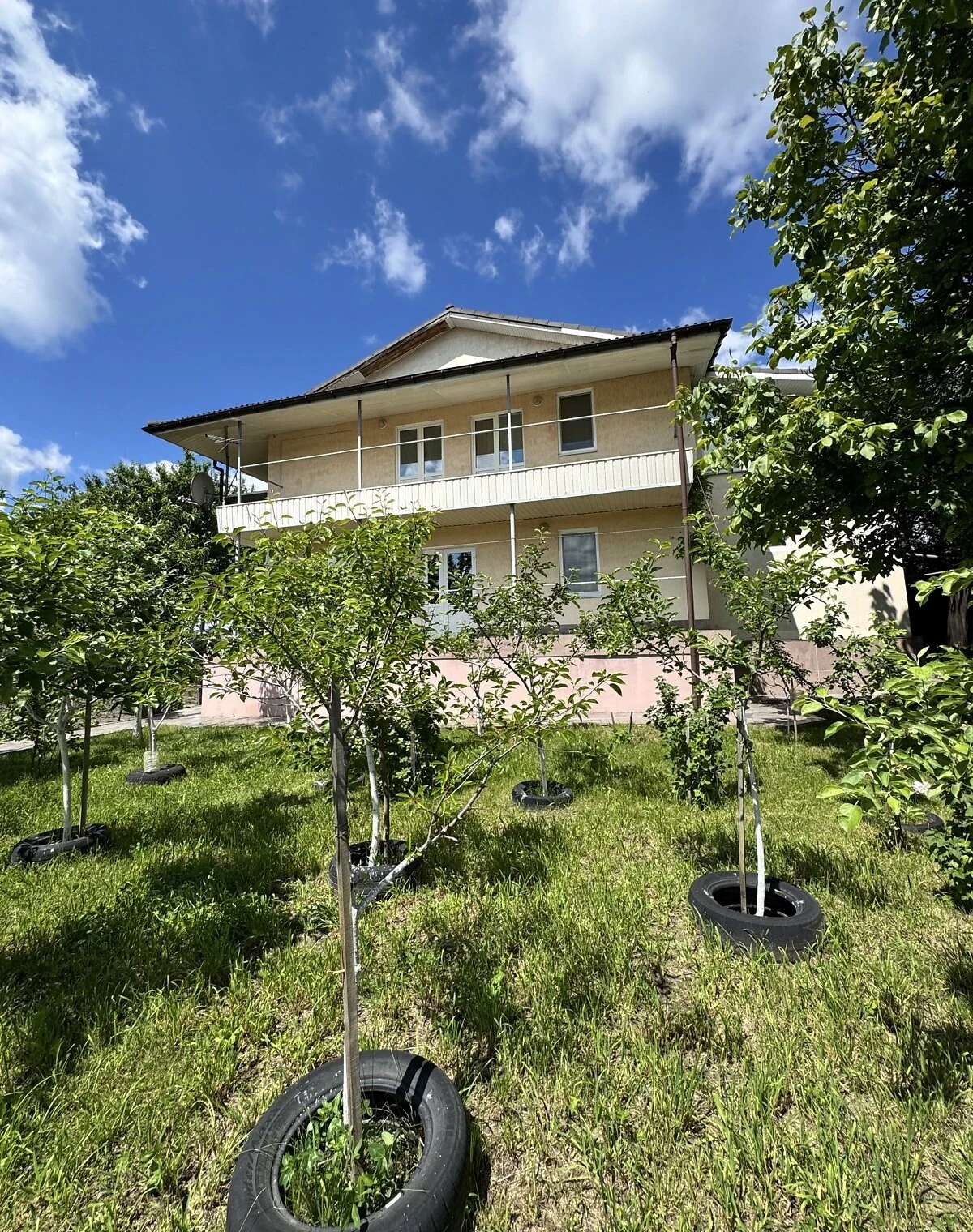 Будинок, Центр: 3 спальні, резервне живлення, 1.29 га - фото 3