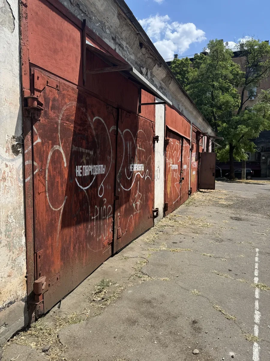 Гараж, городок Казка: два авто, во дворе, фото 2
