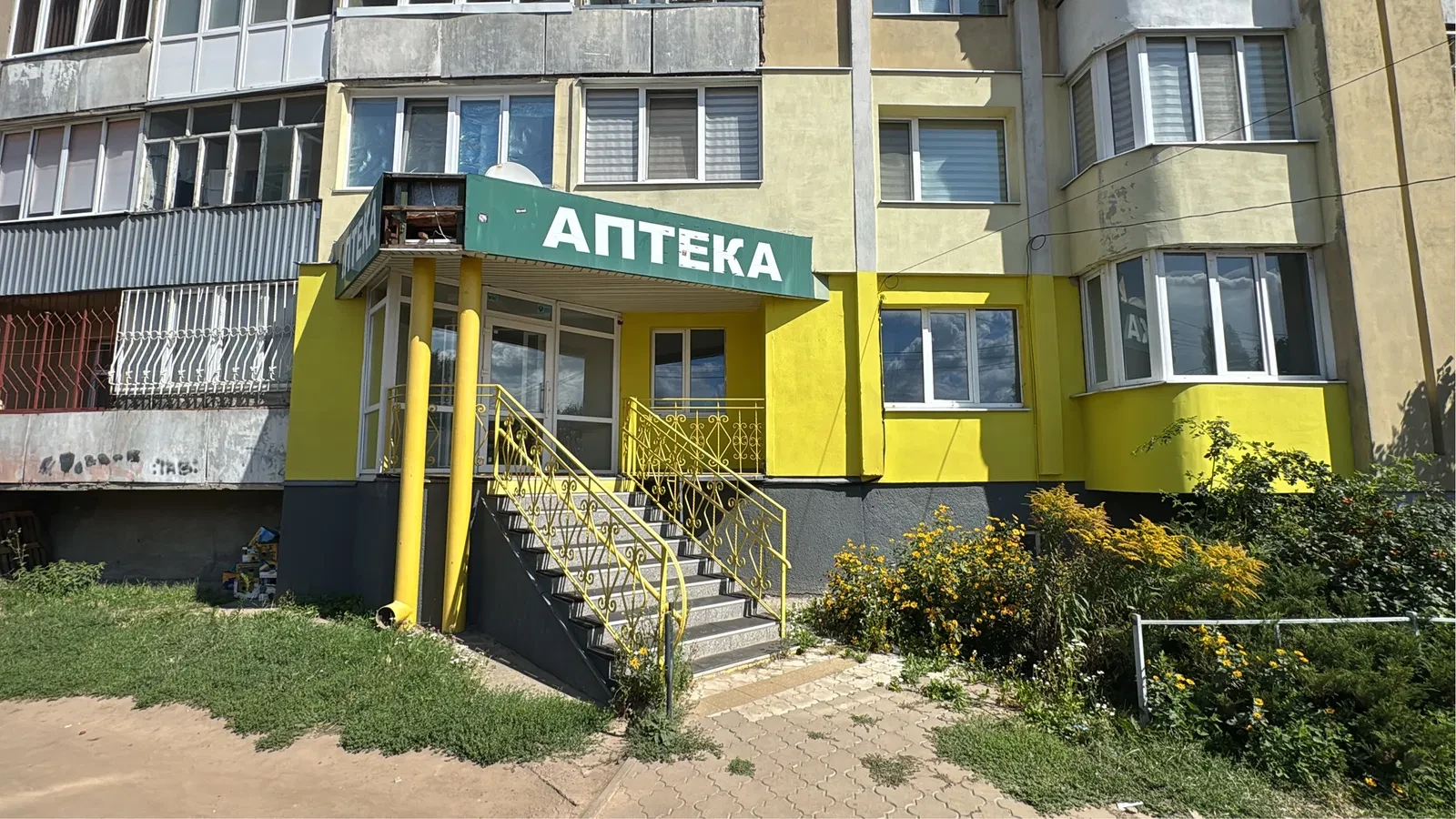 Магазин поруч ЖК Варшавського: фасадне приміщення, активний трафік