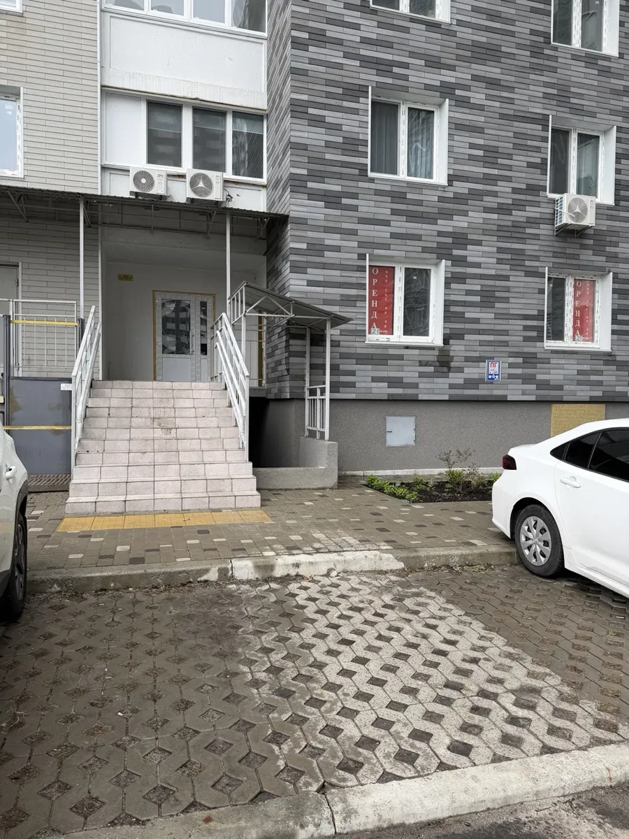 Приміщення у ЖК Навігатор 2: фасадне, три окремі входи, без оздоблення