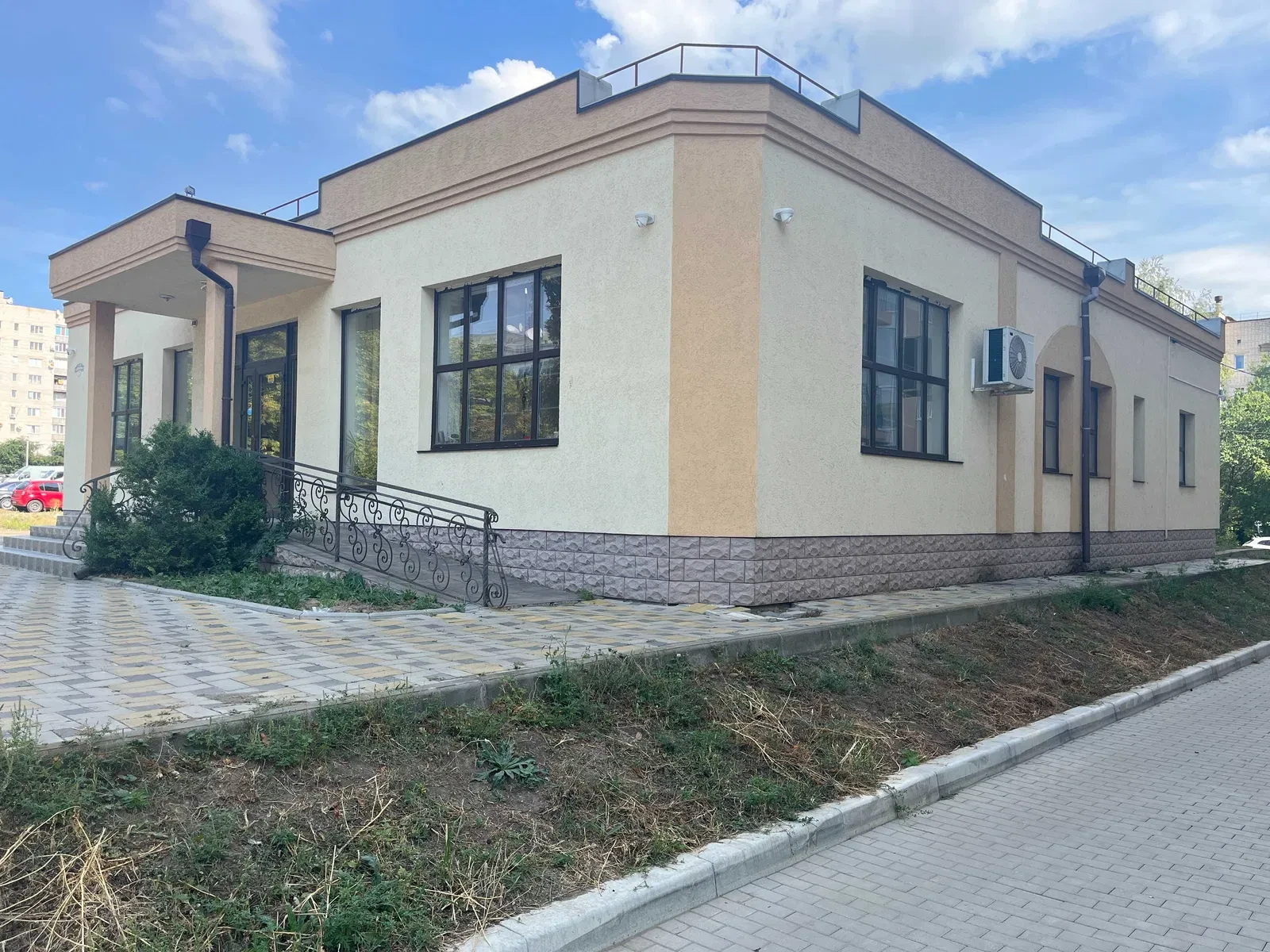 Приміщення, Ладижин: фасадне, реконструкція 2020 року, паркування, фото 5
