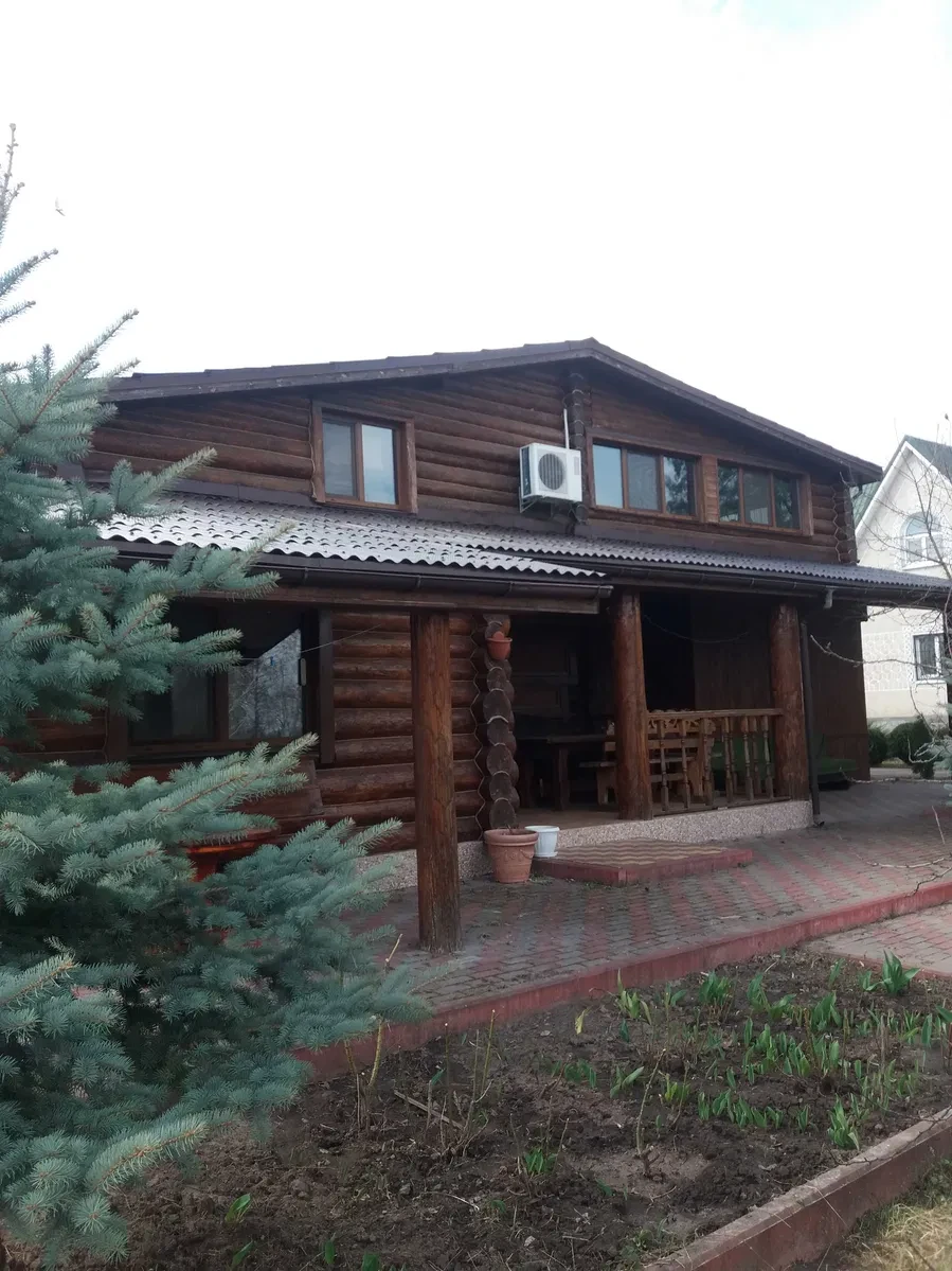 Будинок, Нижча Дубечня: зруб із карпатської смереки, озеро, баня