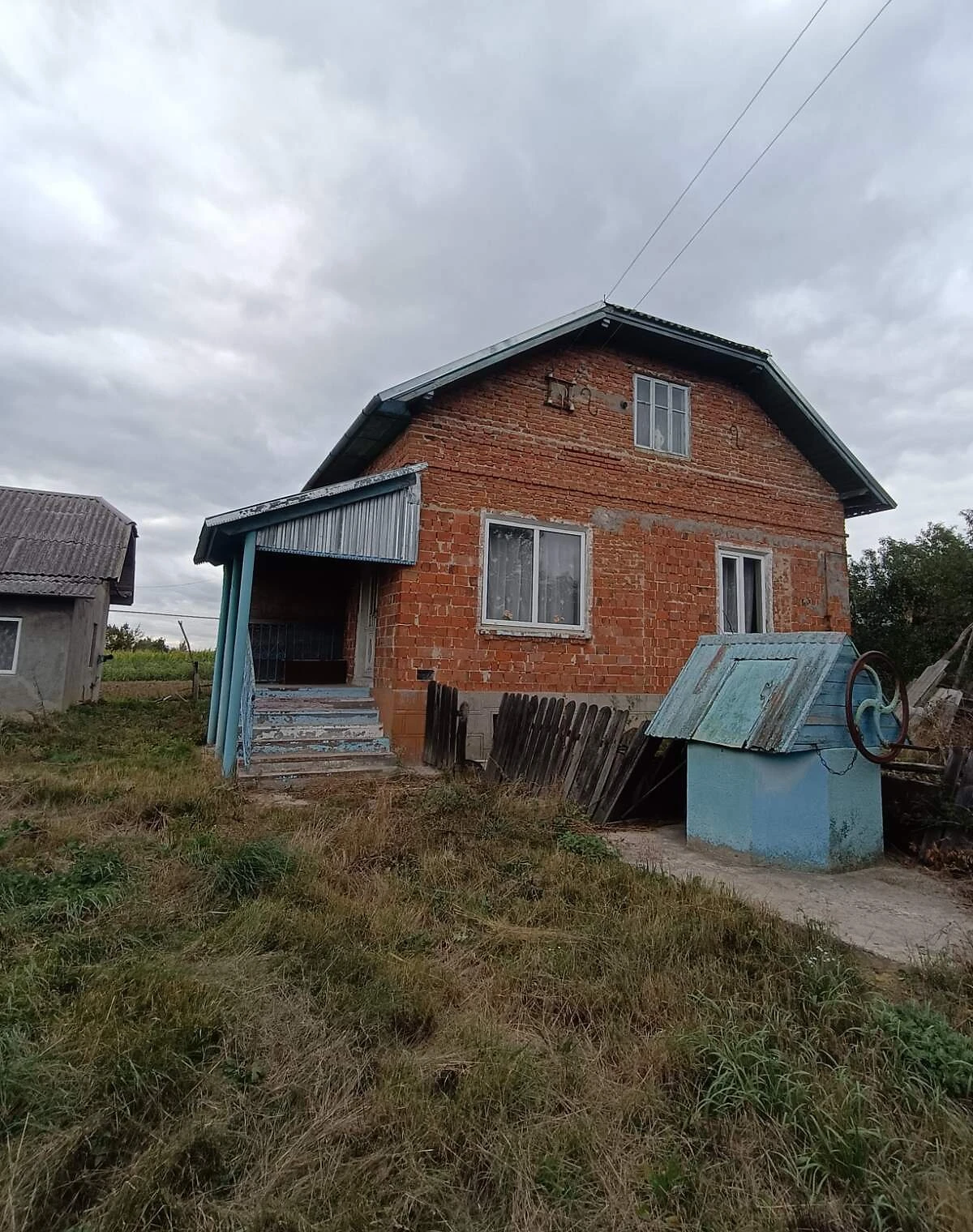 Будинок, Угринь: веранда, криниця, город - фото 1