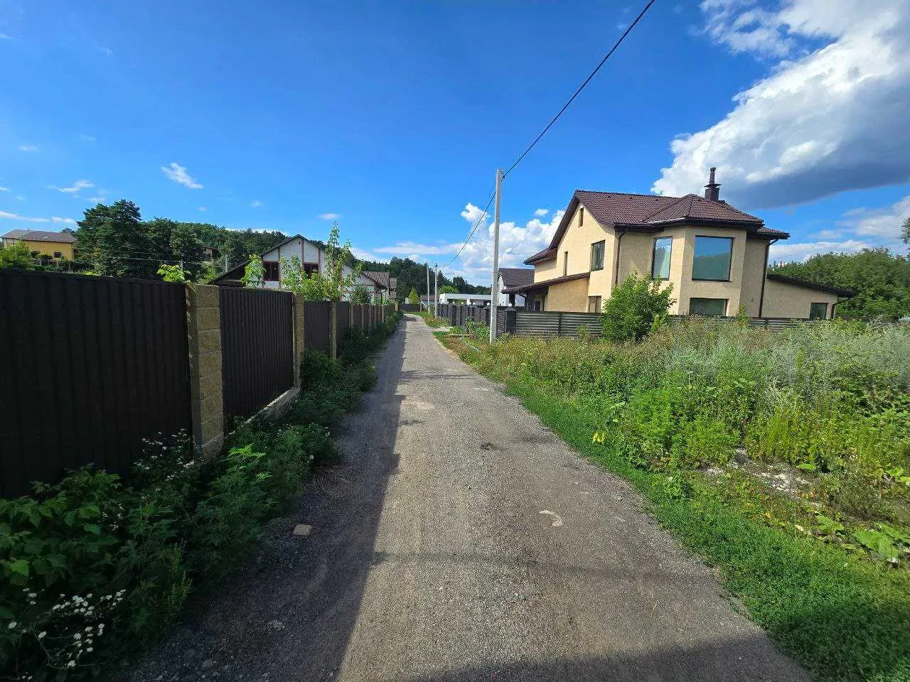 Участок 10 соток в ЖК Лисичкина дубрава: крайний, свет на участке - фото 4