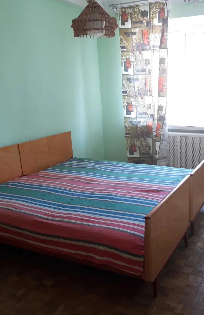 2-кімнатна квартира, Солом'янський: засклений балкон, меблі, фото 4