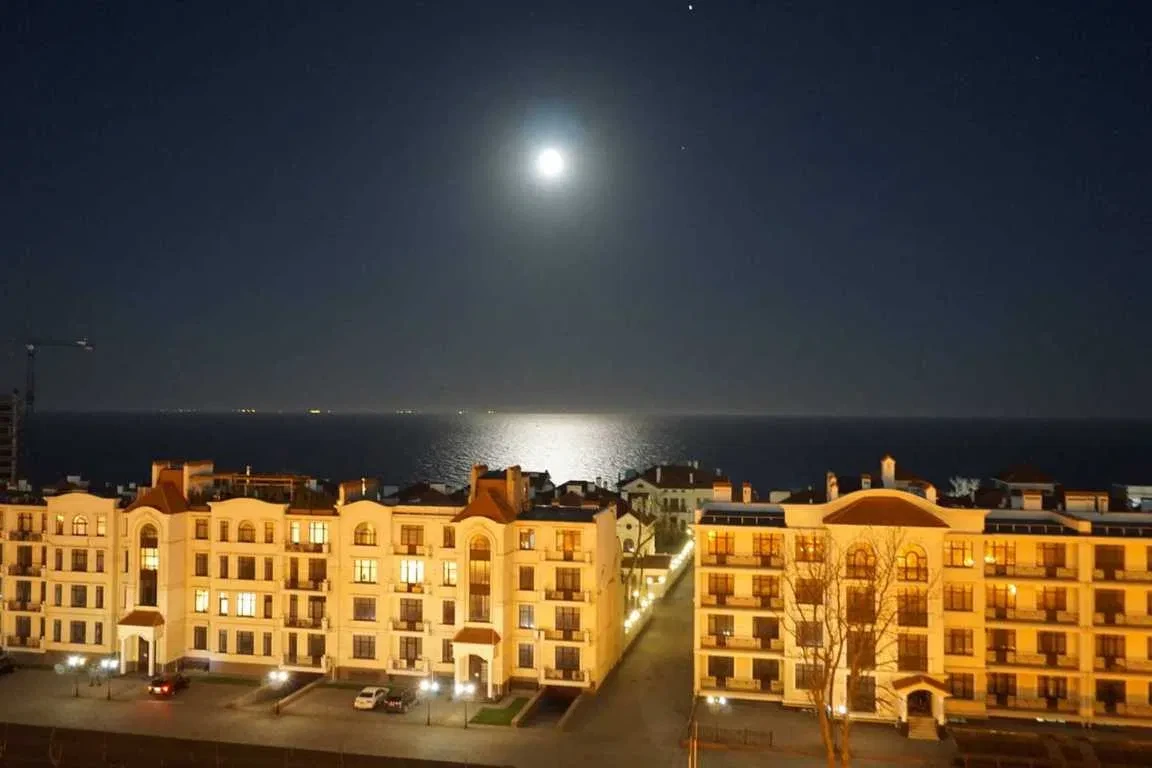 3-кімнатна квартира у ЖК Жемчужина 7: море, генератор, пляжі за 5 хв - фото 1