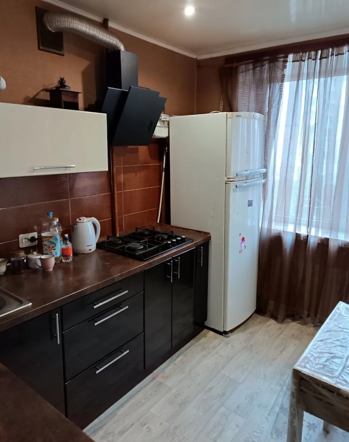 2-кімнатна квартира, Павлоград: цегляні стіни, балкон або лоджія