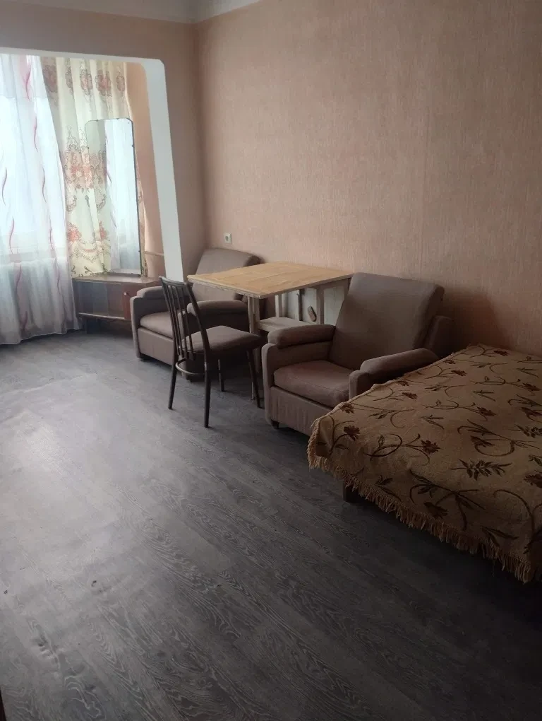 1-кімнатна квартира, Святошинський: засклена лоджія, метро Святошин 15 хв