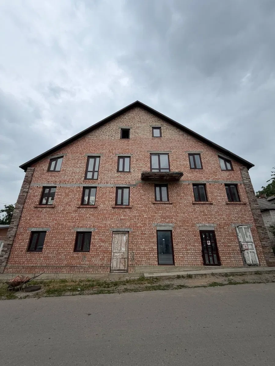 Частина будинку, Заліщики: 3 поверхи, 2 сотки, можливий торг - фото 1