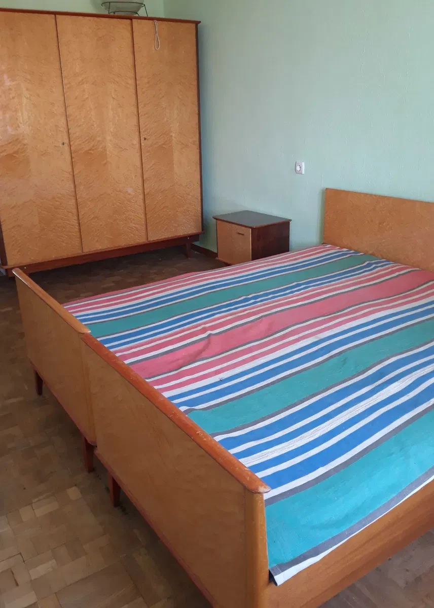2-кімнатна квартира, Солом'янський: засклений балкон, меблі, фото 5