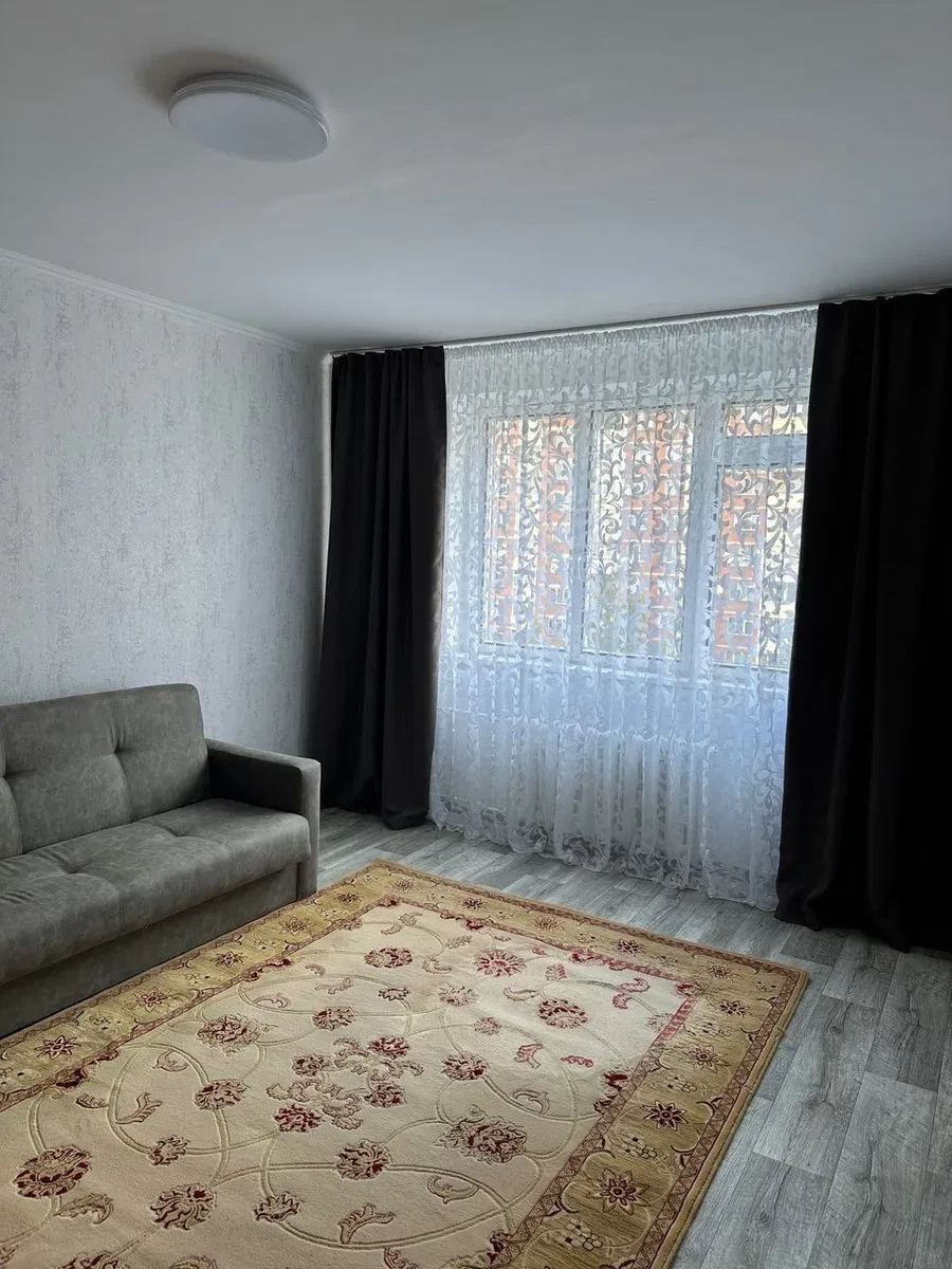 1-кімнатна квартира у ЖК Болгарбуд: косметичний ремонт, балкон - фото 1