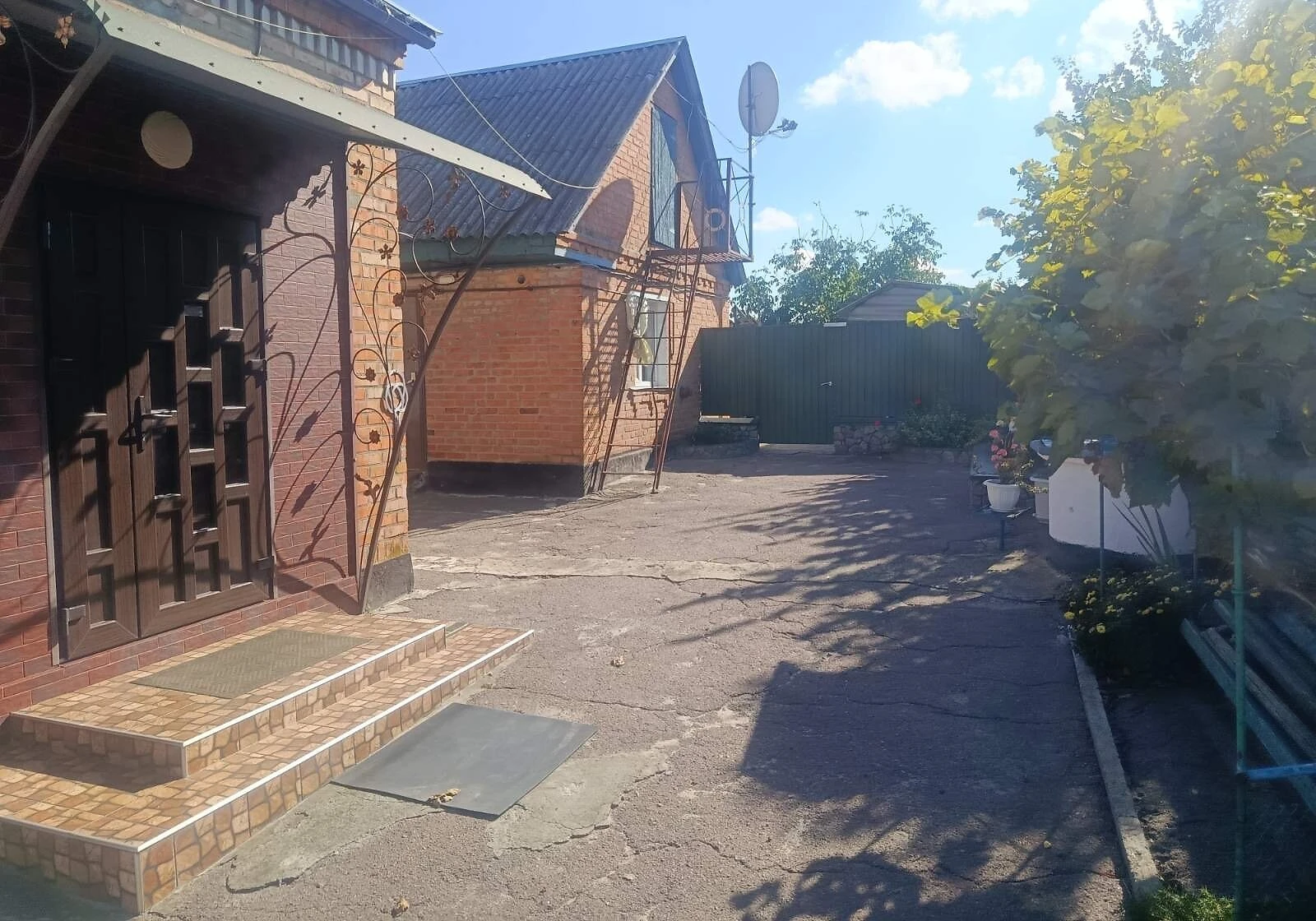 Будинок, Рокитне: криниця і свердловина, гараж у дворі - фото 3