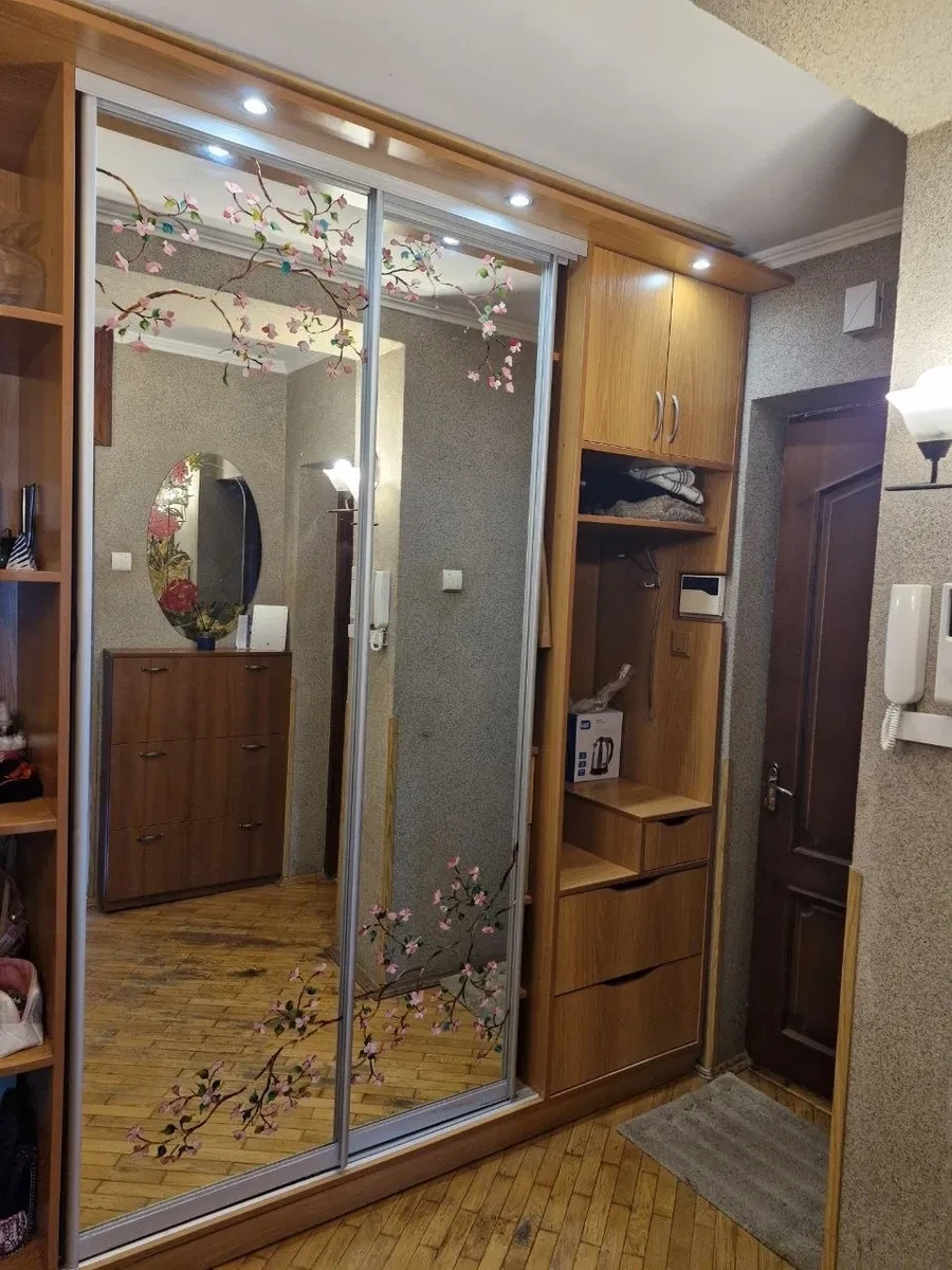 4-комнатная квартира, Франковский: три застекленных балкона, кухня 13,2 м² - фото 1
