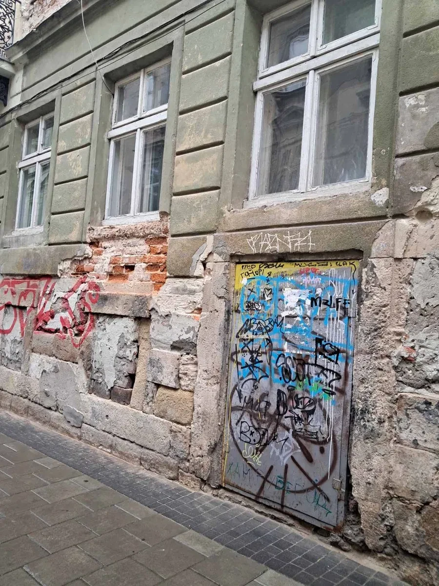 2-кімнатна квартира, Галицький: під ремонт, 3 фасадні вікна, фото 2