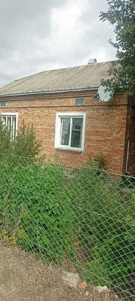 Будинок, Підбірці: 10 соток, школа за 200 м, криниця на території