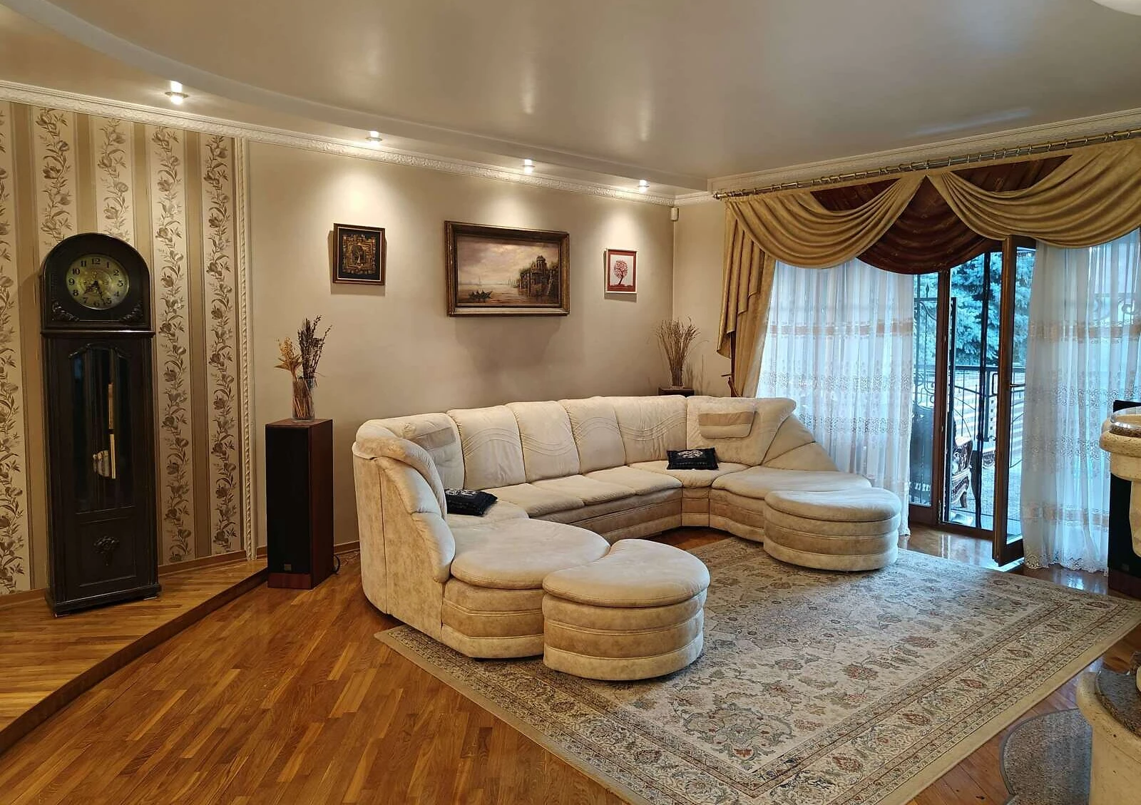 Будинок, Центр: басейн, тераса, ділянка 600 м²