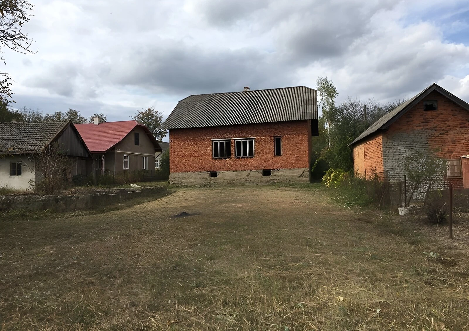 Дом, Езуполь: 12 соток, кирпичные стены, шиферная крыша