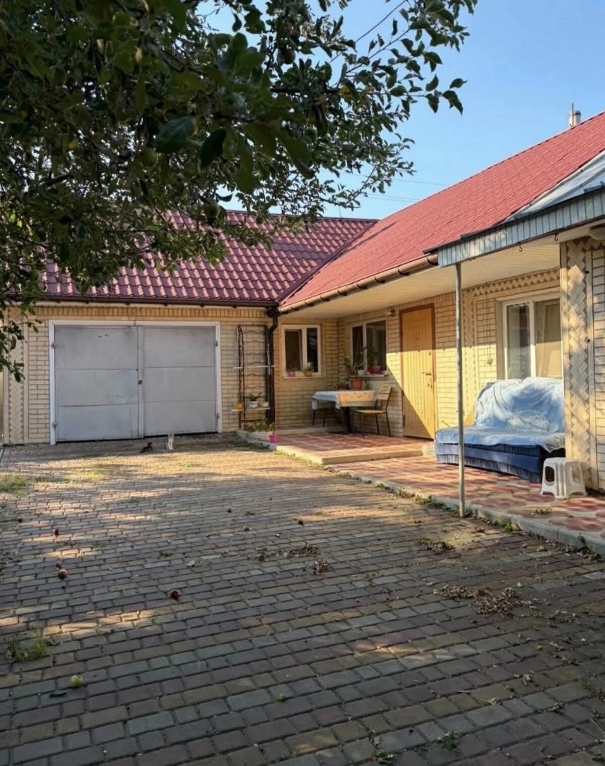 Будинок, Флорине: 110 соток, цегляні стіни