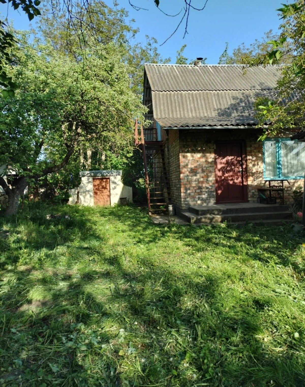 Будинок, Колибань: веранда, сад, господарські будівлі
