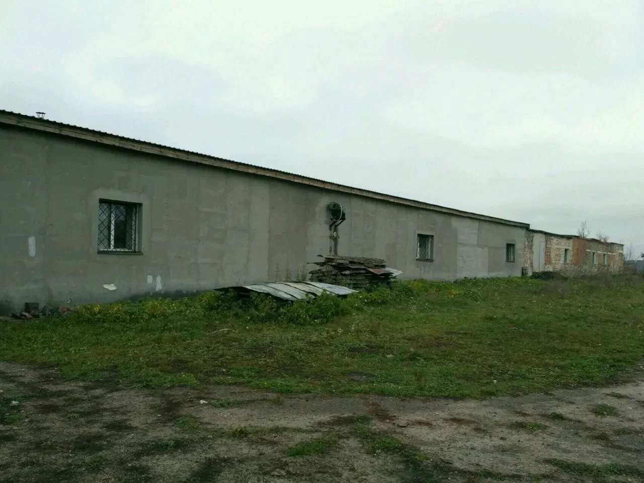 Здание коровника, Малая Снитинка: 4 ворот, оборудование для пенопласта, фото 3