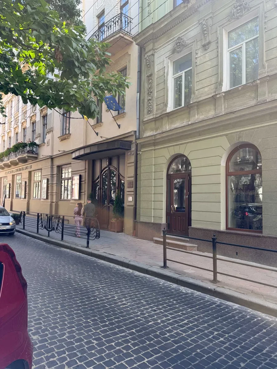 Магазин, Галицький: фасадний вхід, євроремонт, гостьовий паркінг - фото 2