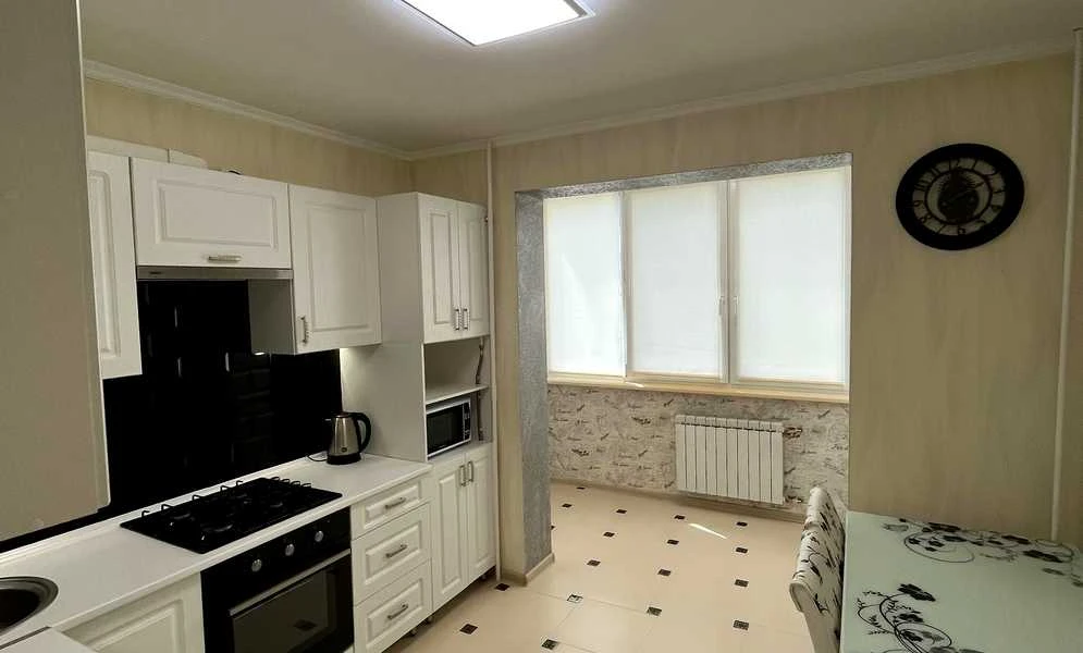 1-кімнатна квартира, Вишневе: два дивани, зупинка за 1 хв пішки - фото 4