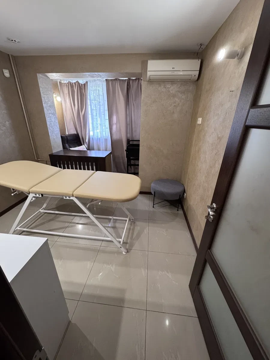 Салон, Оболонський: фасадний вхід, місце бровиста, фото 4
