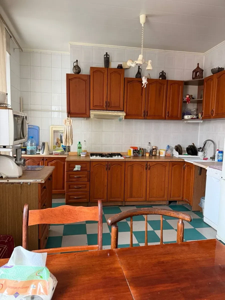 3-кімнатна квартира, Краматорськ: сталінка, кухня 20 м²