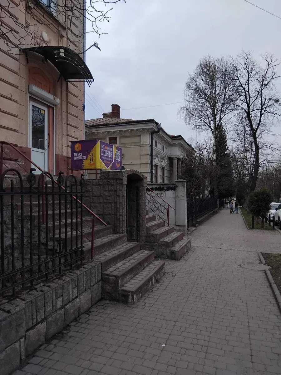Приміщення у центрі міста: фасадне, тераса, 3 вікна - фото 2