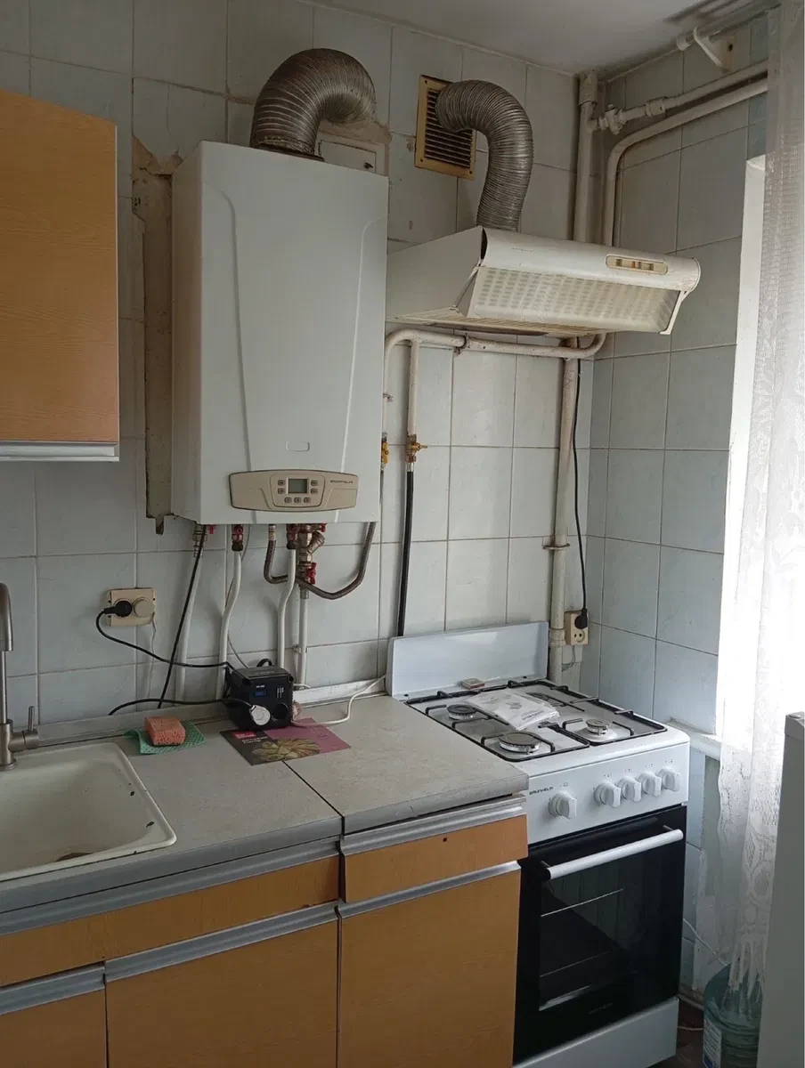 2-кімнатна квартира, Центр: косметичний ремонт, автономне газове опалення