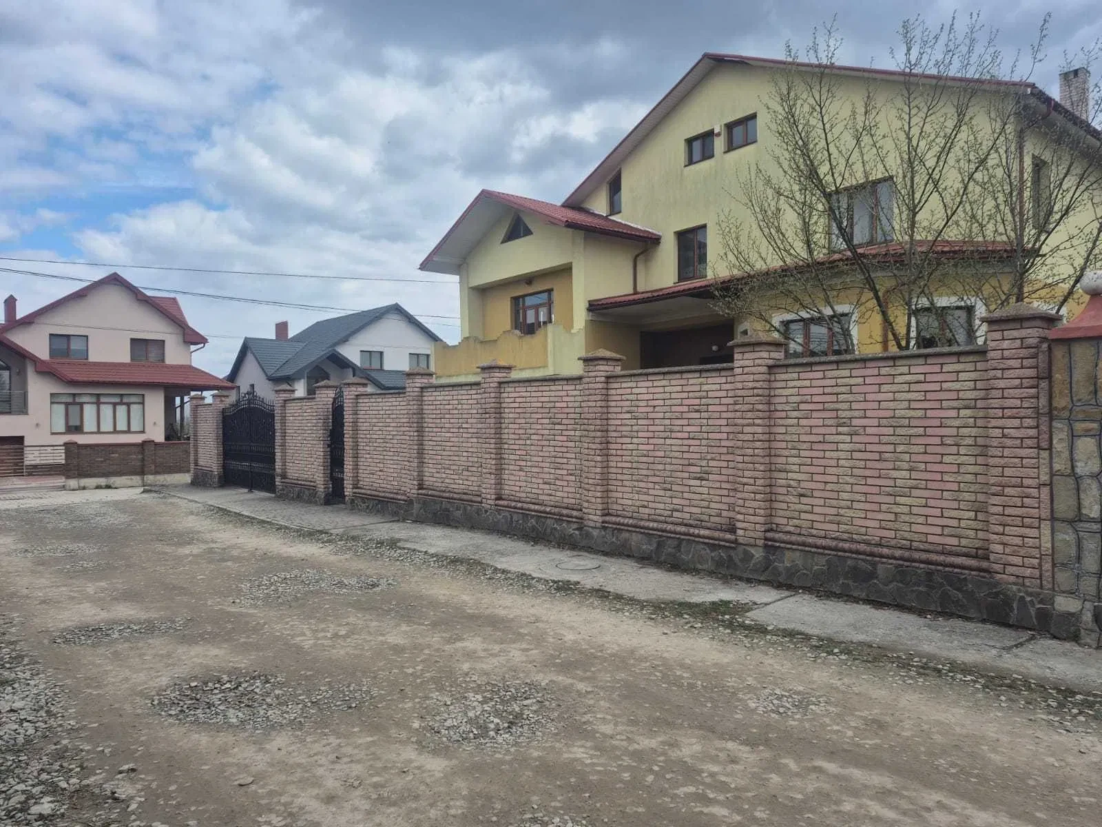 Будинок, Угринів: дизайнерський ремонт, гараж на 2 авто