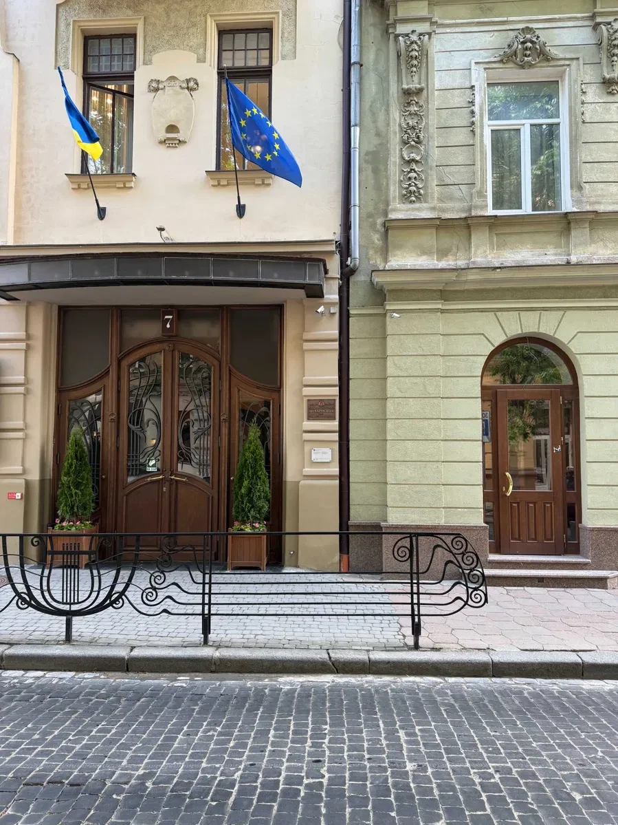 Магазин, Галицький: фасадний вхід, євроремонт, гостьовий паркінг - фото 1
