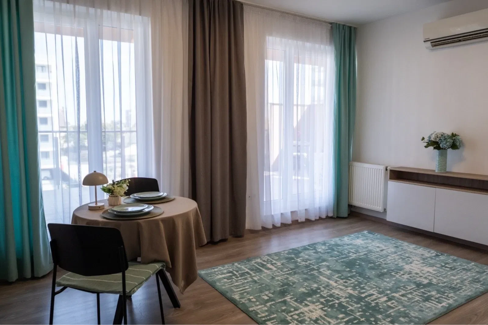 2-кімнатна квартира, 13-й район: тераса 39 м², метро за 3 хвилини, парковка - фото 2